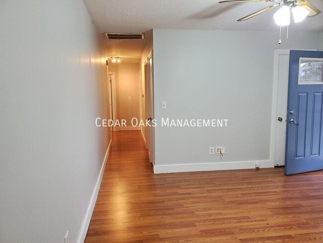 Building Photo - 2202 Dogwood Pl