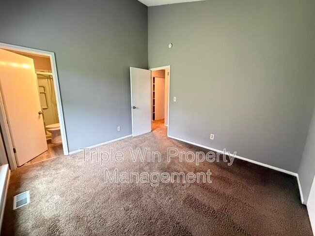 Building Photo - 2450 Jenkee Dr