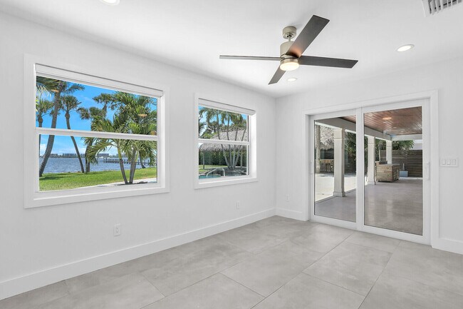 Building Photo - 930 S Lakeside Dr