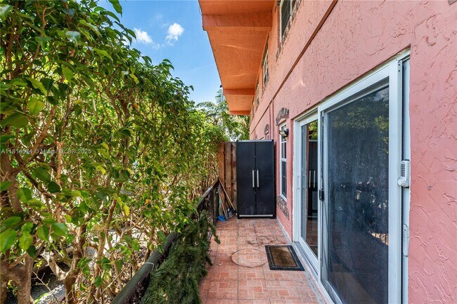 Building Photo - 680 Tennis Club Dr