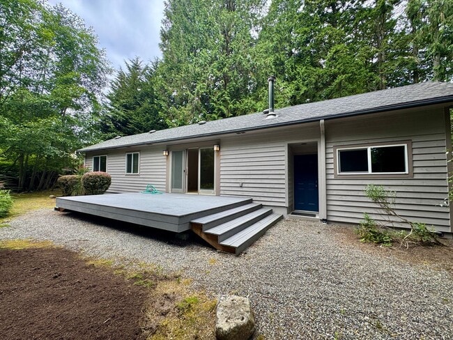 Building Photo - Winslow mid-century rambler....refreshed and ready to call home