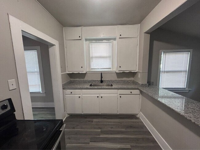 Building Photo - 1710 W 15th St