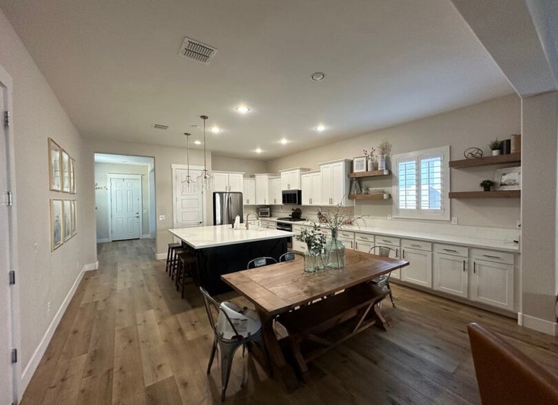 Building Photo - 2731 S Eastridge