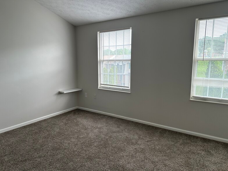 Building Photo - 5035 Hamilton Dr