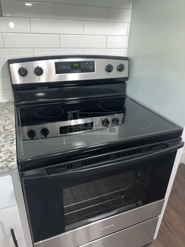 Building Photo - Beautiful Remodeled 3 Bed 1.5 Bath