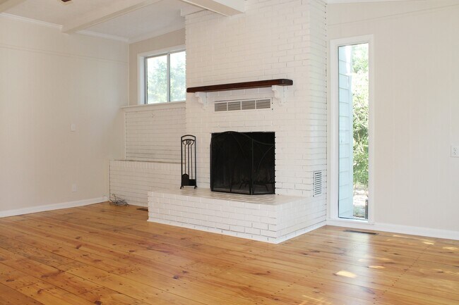 Building Photo - 275 Piney Ln