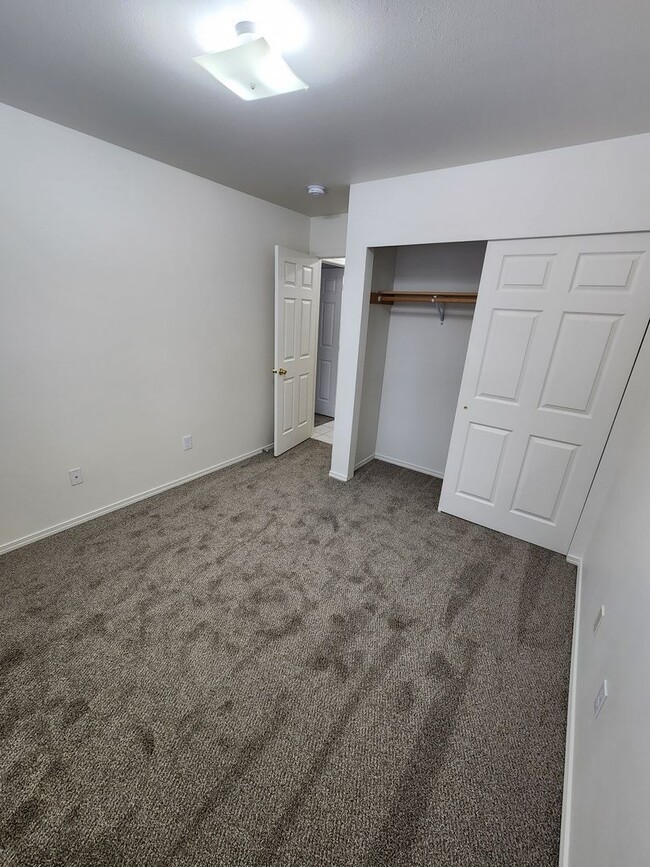 Building Photo - Spacious 3-Bed Duplex Retreat in Tacoma: 1...
