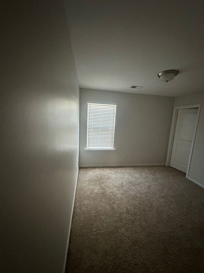 Building Photo - *** MOVE IN SPECIAL *** MOVE IN SPECIAL  -...