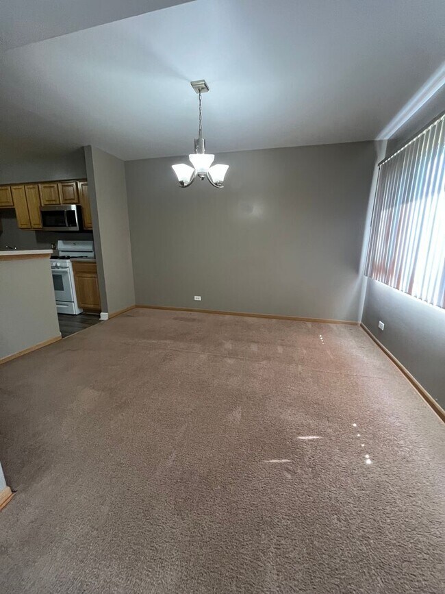 Building Photo - Runaway bay Condo Apartment