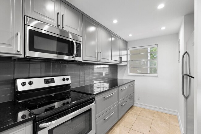 Building Photo - 9470 Poinciana Pl