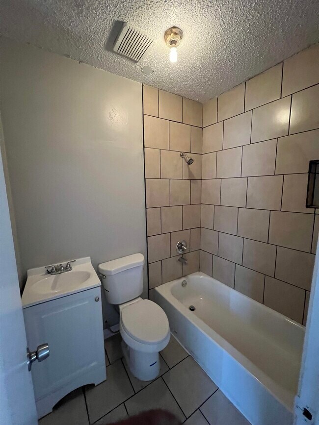 Building Photo - 318 Red Oak St