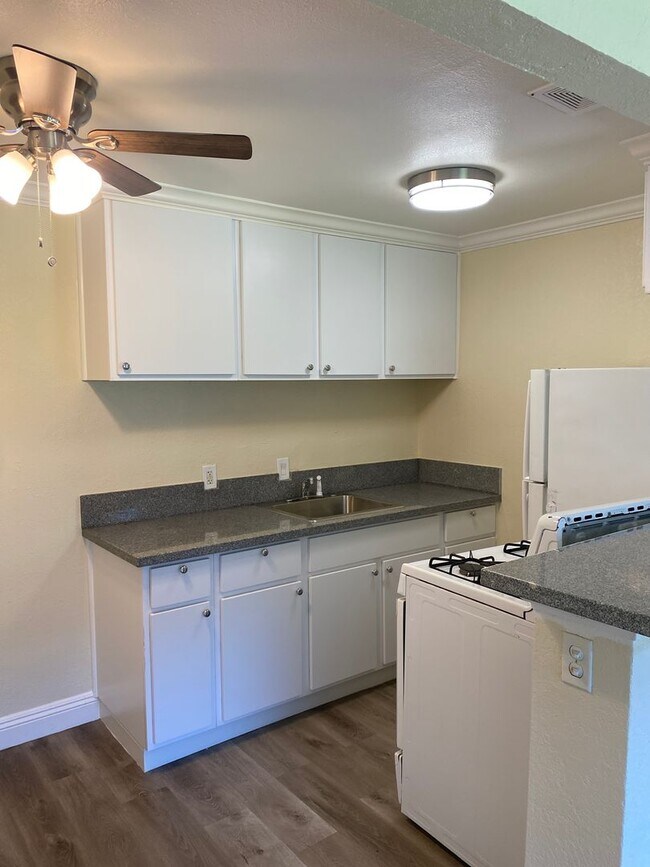 Building Photo - Welcome to SkyView Villa & Somerset Apartments!