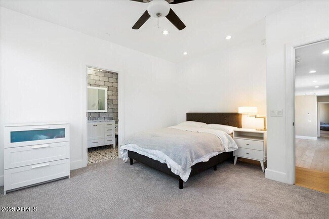 Building Photo - 10074 E Flathorn Dr