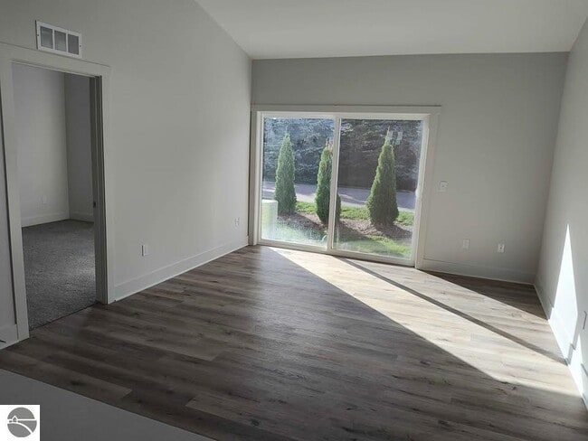 Building Photo - 1542 Simsbury St