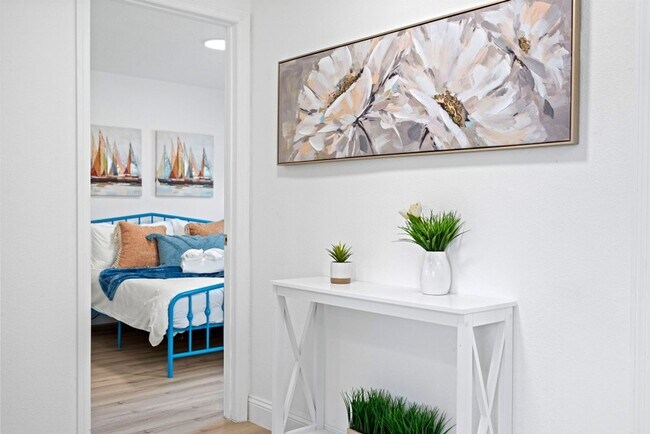 Building Photo - Stylish Tranquil duplex - Near Belleair Beach