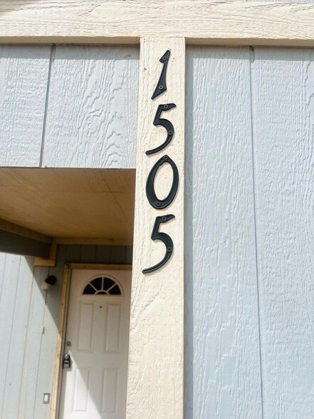 Building Photo - 1505 E 6th St