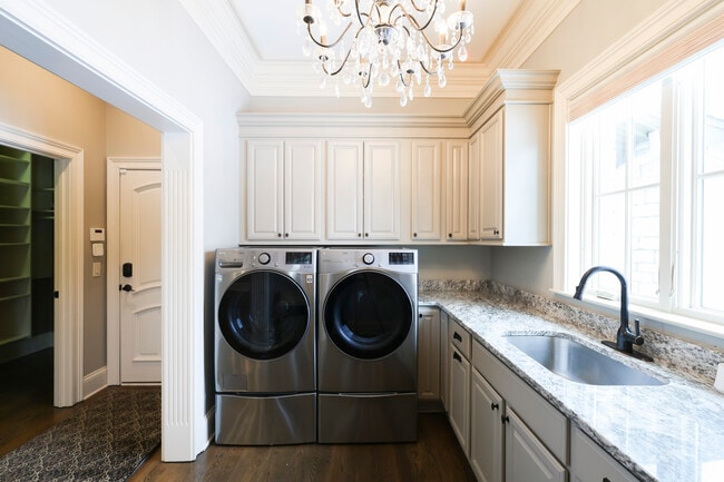 Building Photo - 9020 Whisperinghill Dr