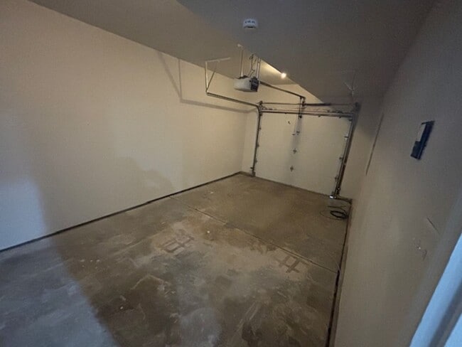 Building Photo - 4 Bedroom 3.5 Bath Townhouse Near Dell Range Blvd.