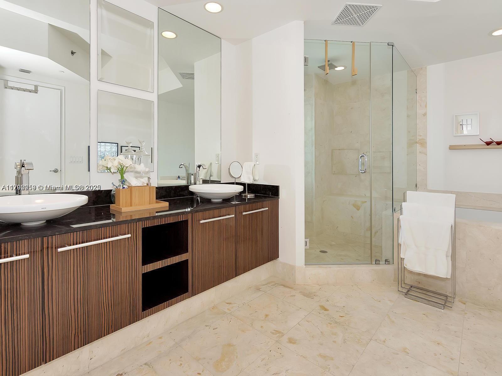 Building Photo - 2711 S Ocean Dr