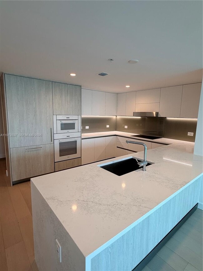 Building Photo - 9201 E Bay Harbor Dr