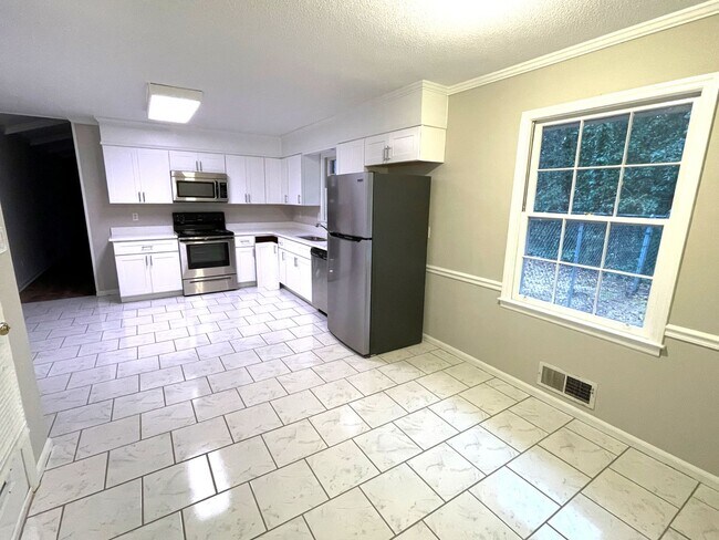 Building Photo - 3br Home East Athens For Rent