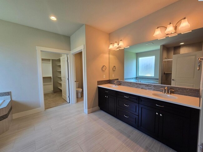 Building Photo - Spacious Rambler in South Richland with La...