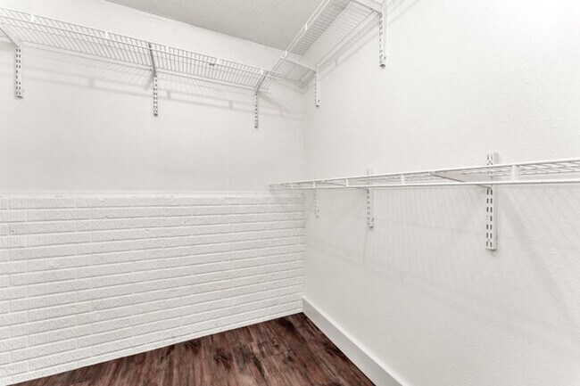 Building Photo - NIXA-5 Bed, 3 bath REMODELED Home | Walkou...