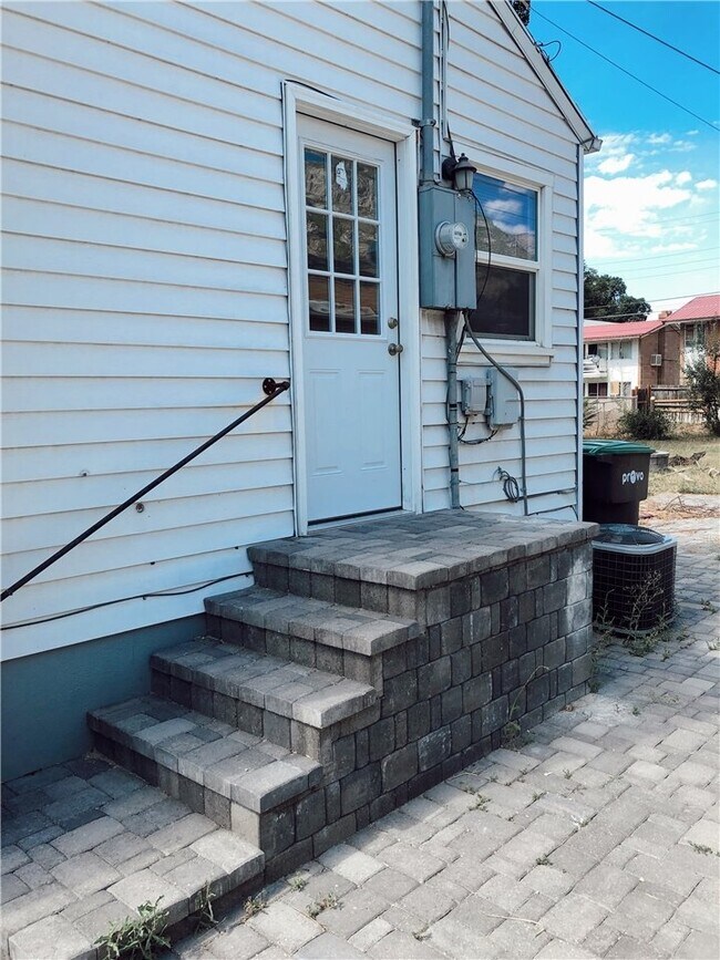 Building Photo - 855 400 S