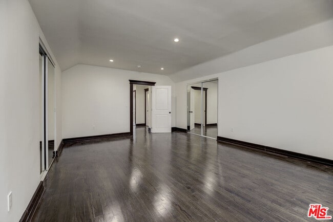 Building Photo - 140 Roselawn Pl