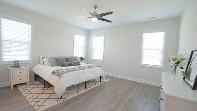 Building Photo - 329 Sparrow Rdg Dr