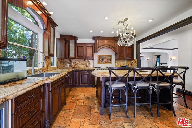 Building Photo - 309 N Doheny Dr