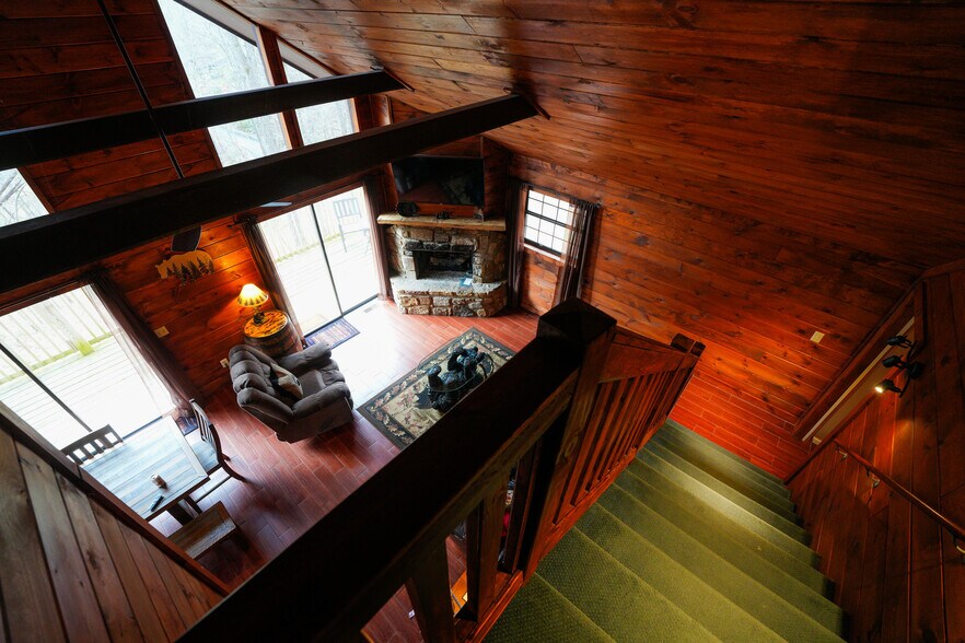 Building Photo - 425 Hemlock Ln