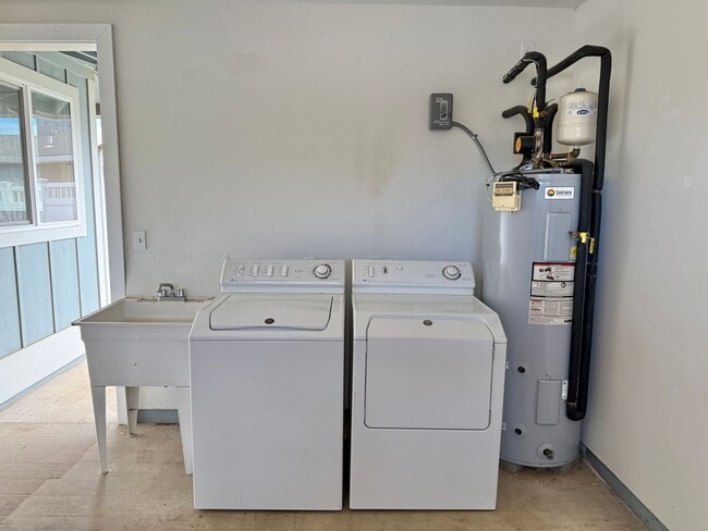 Building Photo - Partially Furnished &Renovated 2 Bedroom /...