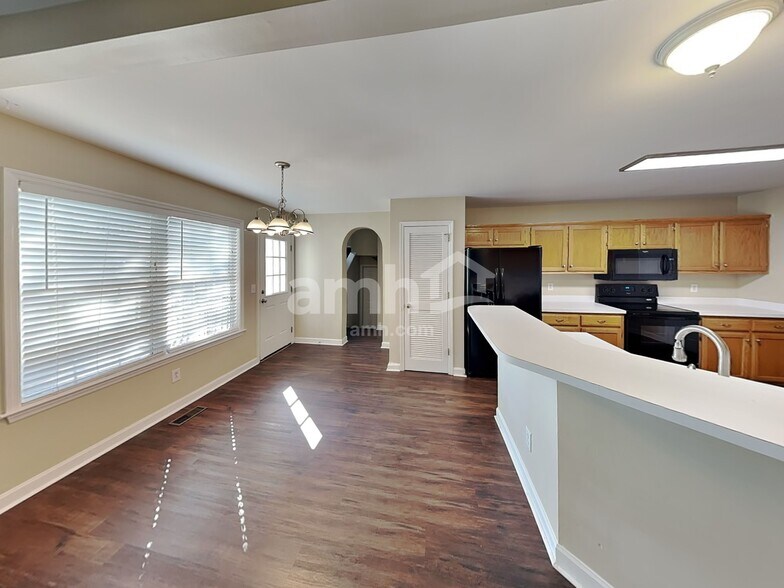 Building Photo - 2814 Sutherland Dr