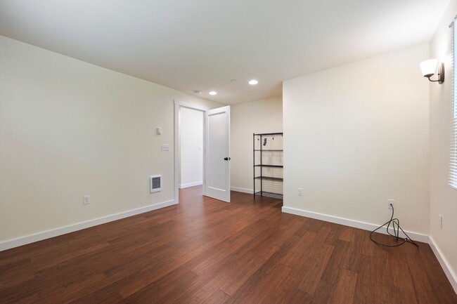 Building Photo - MOVE IN READY NOW! Stylish One-Bedroom A/C...