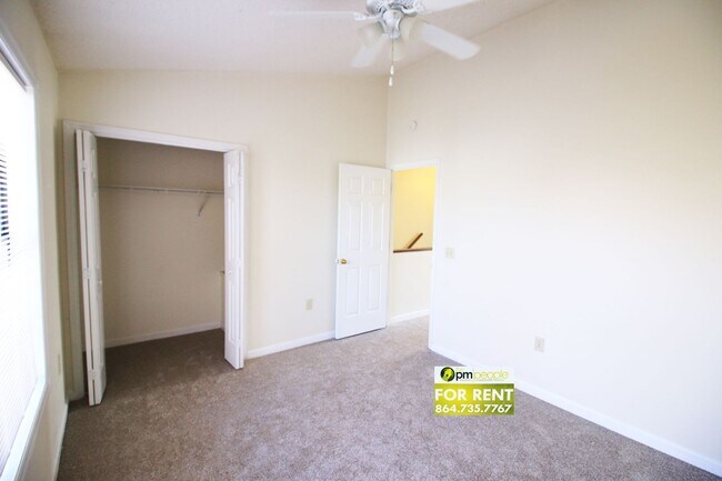 Building Photo - Convenient location