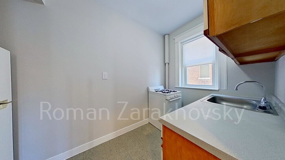 Building Photo - 219 Kelton St