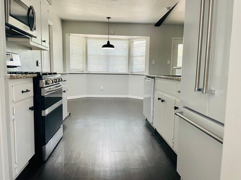 Open galley kitchen with eat-in breakfast nook - 6717 Tulsa Cove