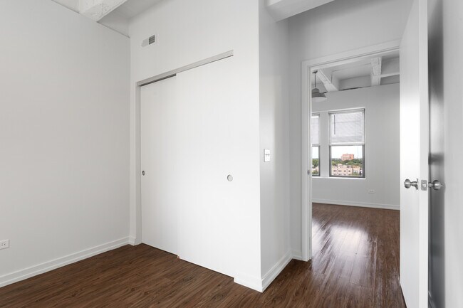 Building Photo - 1325 W Wilson Ave
