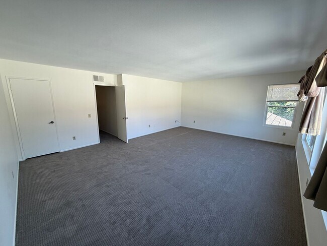 Building Photo - Two-Story 3 Bed, 3 Bath with Bonus Room in...