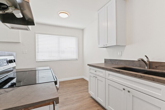 Building Photo - Bright Upstairs Apartment in North Long Beach