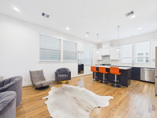 Building Photo - 2711 Clinton Dr