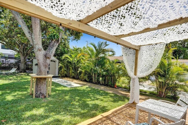 Building Photo - 208 SE 4th St