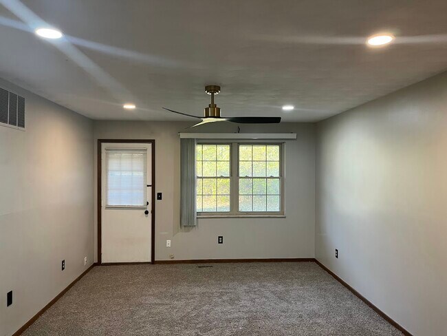 Building Photo - 550 Kitrina Ave