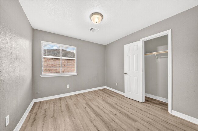 Building Photo - 10515 Evergreen St