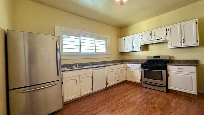 Building Photo - Spacious Upper Unit of a Duplex in Downtown Oakland w/ Shared Yard