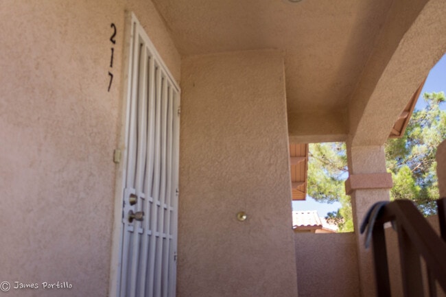 Building Photo - Summerlin area upper condo/vaulted ceiling...