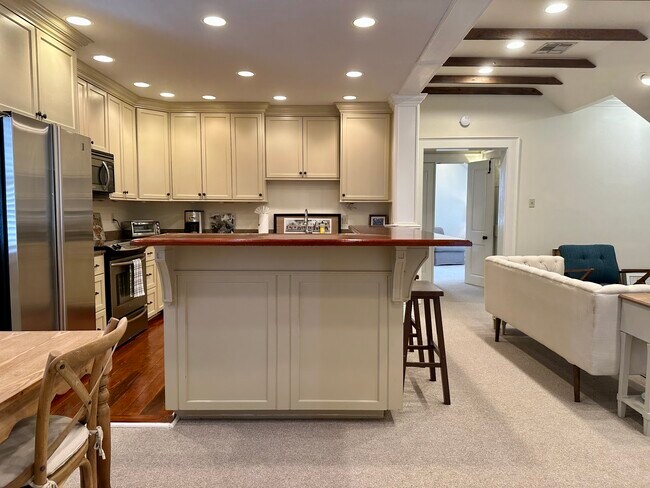 Building Photo - 3027 Chestnut St