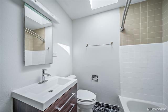 Building Photo - 3124 S Vine Ct