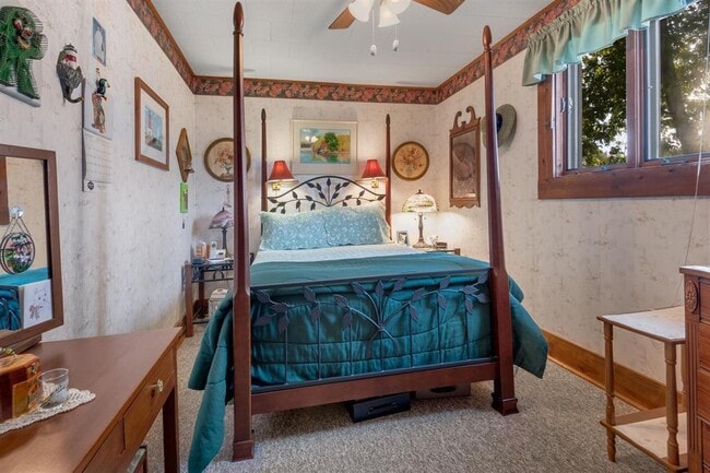 Building Photo - 637 Main St